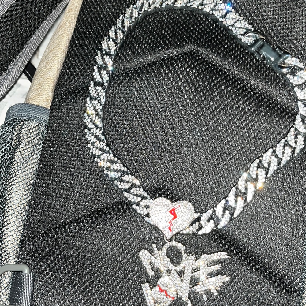 I’m am selling  jewelry a no love chain